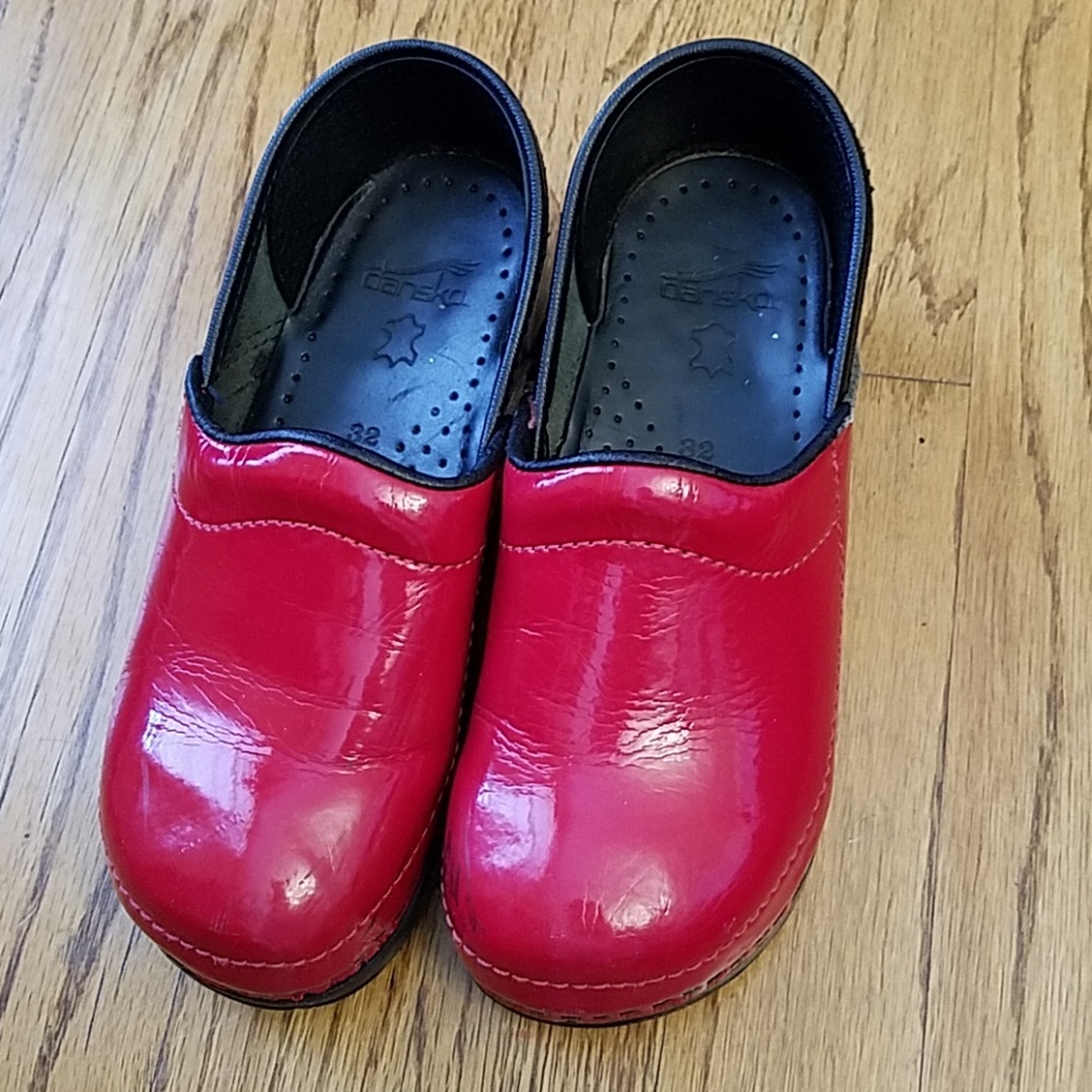 Red sanita clogs